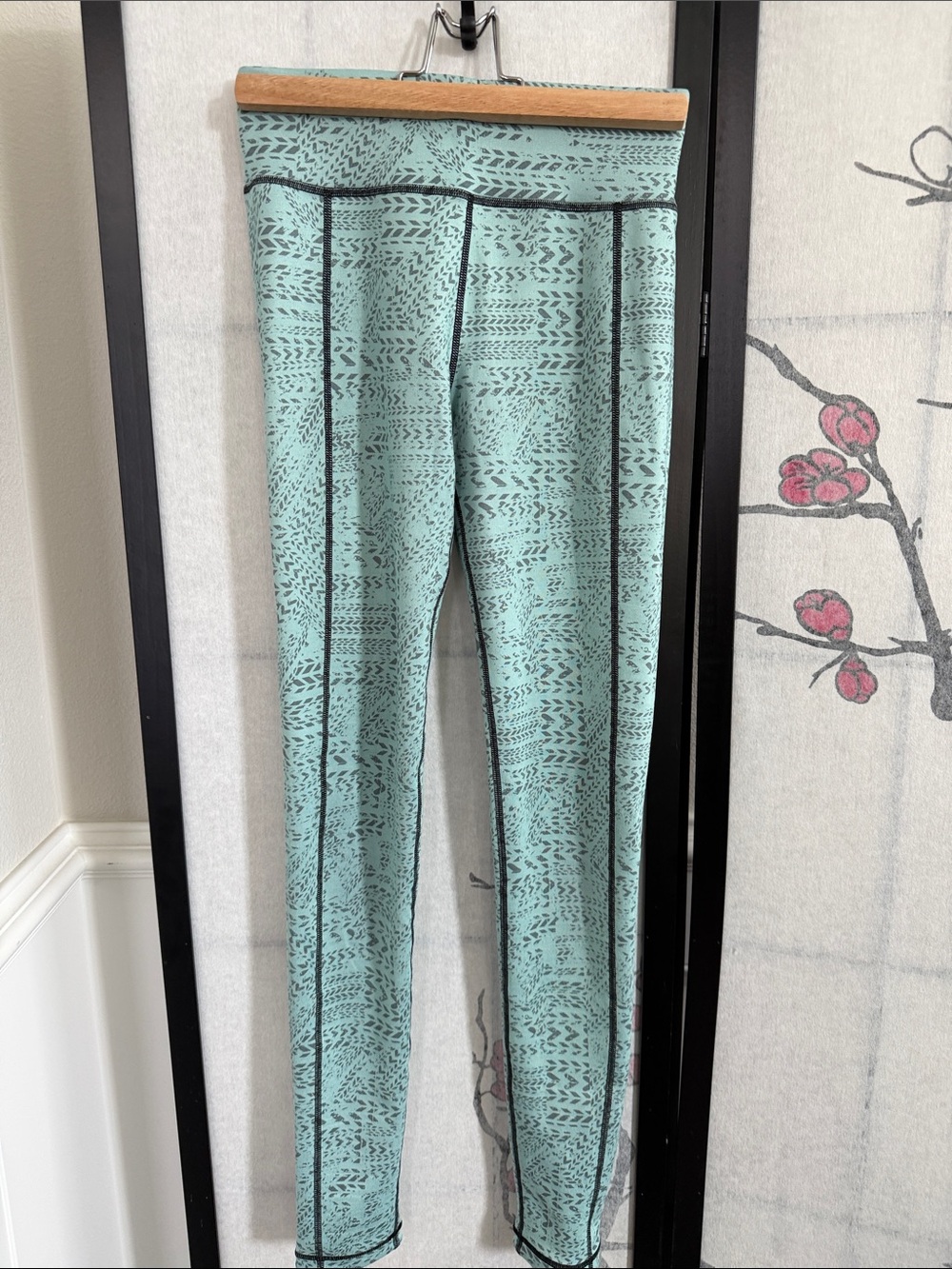 Sweaty Betty Reversible Light Blue Patterned Leggings / Black Leggings in XS